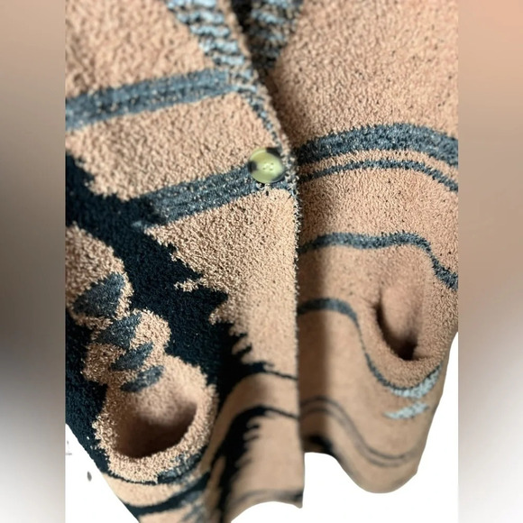 Davi & Dani • Aztec One Button Cardigan - Picture 6 of 9